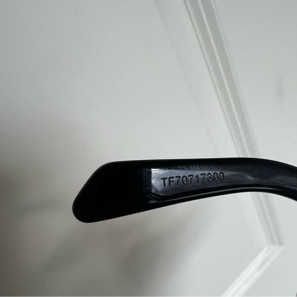 Celine BOLD 3 DOTS CL40255I Sunglasses in Black, New with Tags - Picture 6 of 6